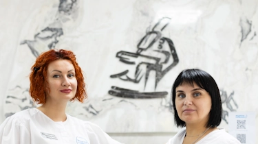 адміністратори клініки Медонія Прайм на рецепції в зоні ресепшену як ілюстрація до сторінки про клініку