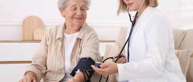 Кардіолог проводить огляд літньої пацієнтки та вимірює артеріальний тиск у клініці Медонія Прайм