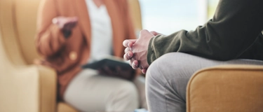 Дорослий пацієнт на консультації психолога у клініці Медонія Прайм під час особистої розмови