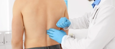 Лікар оглядає пацієнта під час урологічної консультації для визначення подальшої діагностики та лікування