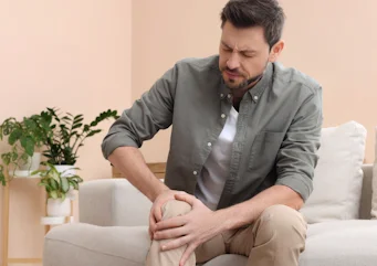 людина торкається ноги через сильну судому як ілюстрація до матеріалу про причини судом ніг та лікування в клініці Медонія Прайм