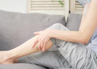 рука на гомілці як ілюстрація до матеріалу про причини судом ніг вночі та лікування в клініці Медонія Прайм