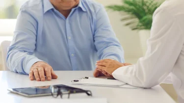 руки лікаря та пацієнта під час консультації щодо лікування хвороби Паркінсона у клініці Медонія Прайм