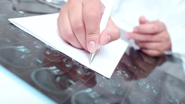 лікар аналізує знімки мозку як ілюстрація до матеріалу про пошук причин епілептичних нападів в клініці Медонія Прайм