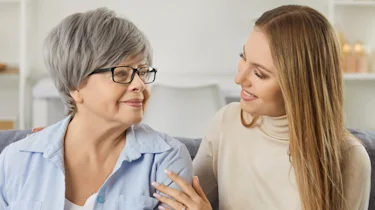 жінка старшого віку поруч із молодшою жінкою як ілюстрація до матеріалу про програму відновлення після геморагічного інсульту у клініці Медонія Прайм