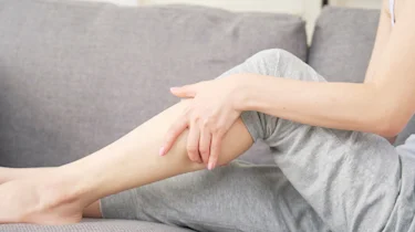 людина з дискомфортом у нозі через нічну судому як ілюстрація до матеріалу про обстеження при нічних судомах ніг в клініці Медонія Прайм