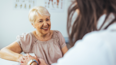 консультація пацієнтки старшого віку щодо хвороби Паркінсона у клініці Медонія Прайм