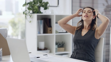 жінка сидить із заплющеними очима та відчуває запаморочення як ілюстрація до матеріалу про причини запаморочення у жінок в клініці Медонія Прайм