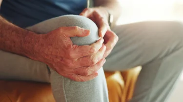 руки тримають коліно через хронічний біль як ілюстрація до матеріалу про діагностику хронічного болю в коліні в клініці Медонія Прайм