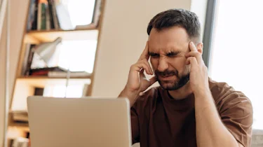 чоловік із різким головним болем як ілюстрація до сторінки про лікування кластерного головного болю у клініці Медонія Прайм у Хмельницькому