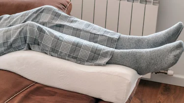 ноги в ліжку під ковдрою як ілюстрація до матеріалу про судоми ніг під час сну в клініці Медонія Прайм