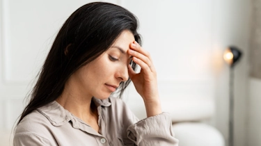 жінка з вираженим запамороченням як ілюстрація до матеріалу про звернення до лікаря при запамороченні у жінок в клініці Медонія Прайм