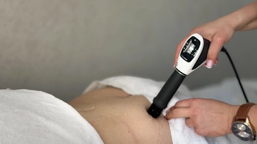 Процедура фокусованої ударно-хвильової терапії під час лікування у клініці Медонія Прайм