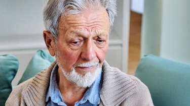 літній чоловік із зосередженим виразом обличчя як ілюстрація до матеріалу про відновлення після геморагічного інсульту у клініці Медонія Прайм