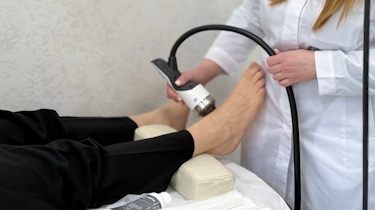 Проведення радіальної ударно-хвильової терапії в ділянці стопи у клініці Медонія Прайм