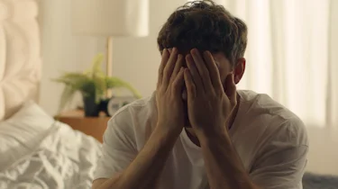 чоловік сидить із вираженим головним болем як ілюстрація до матеріалу про лікування симптомів кластерного головного болю в клініці Медонія Прайм