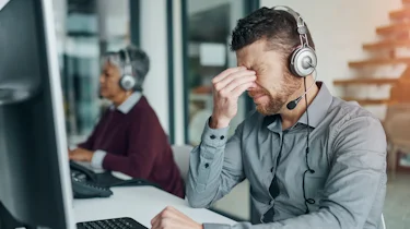 чоловік тримається за лоб через головний біль як ілюстрація до сторінки про лікування головного болю у клініці Медонія Прайм у Хмельницькому