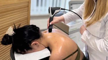 Фахівець проводить фокусовану ударно-хвильову терапію у клініці Медонія Прайм у Хмельницькому