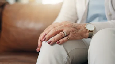 руки літньої людини лежать на нозі як ілюстрація до матеріалу про діагностику причин судом ніг у літніх людей в клініці Медонія Прайм