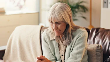 старша жінка сидить на консультації як ілюстрація до матеріалу про відновлення після геморагічного інсульту у клініці Медонія Прайм