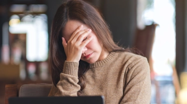 молода жінка торкається чола через мігрень як ілюстрація до сторінки про лікування мігрені у клініці Медонія Прайм у Хмельницькому